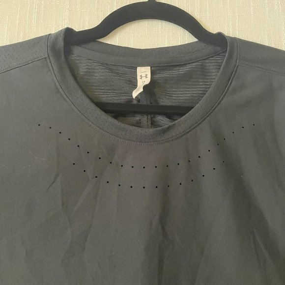 Under Armour Open Back Athletic Top (L) - Picture 3 of 7